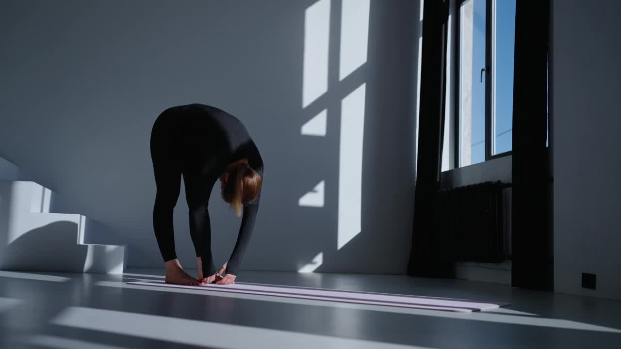 美丽的混血女性在瑜伽课上独自训练，伸展锻炼脊柱健康视频下载