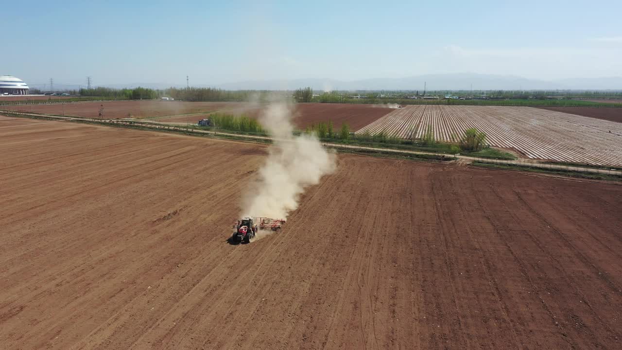 机器在耕地视频下载