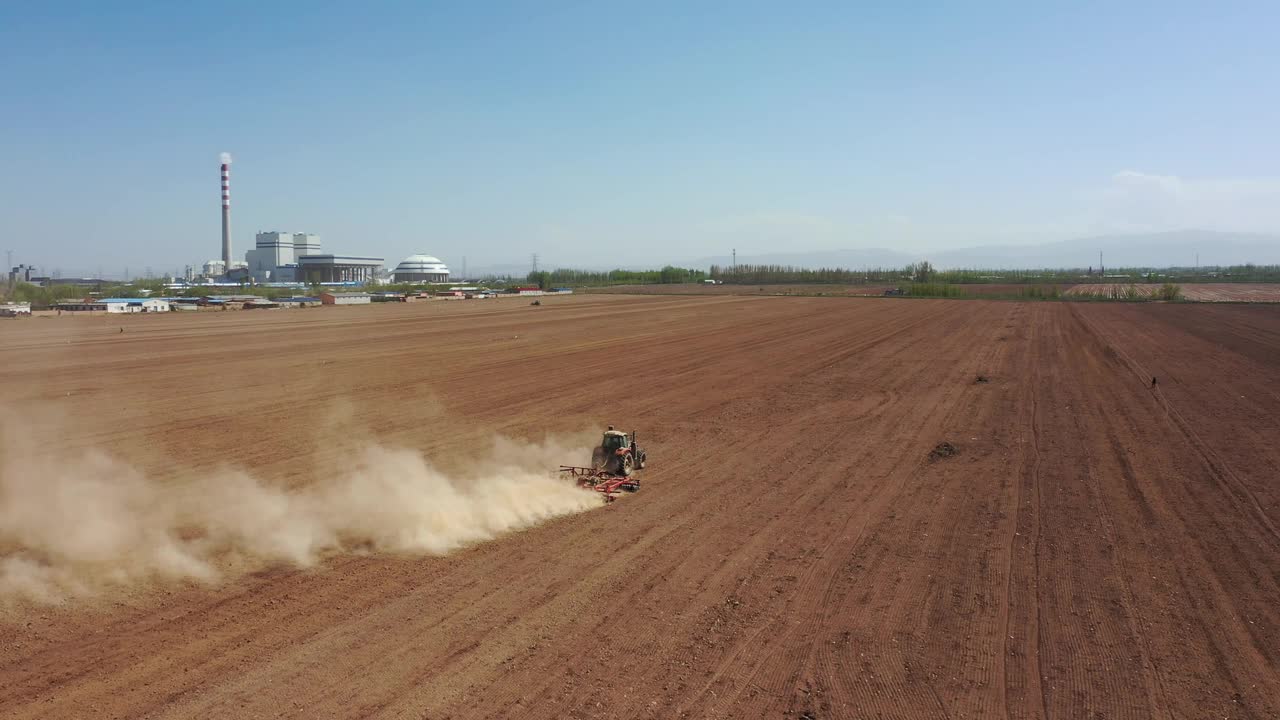 机器在耕地视频下载