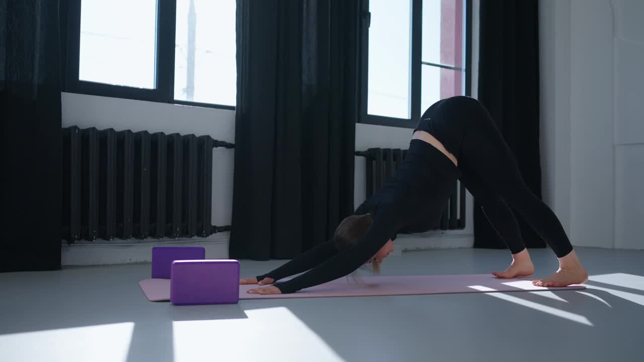 运动女性在健身室练习瑜伽，运动活动和健康的生活方式慢动作视频下载