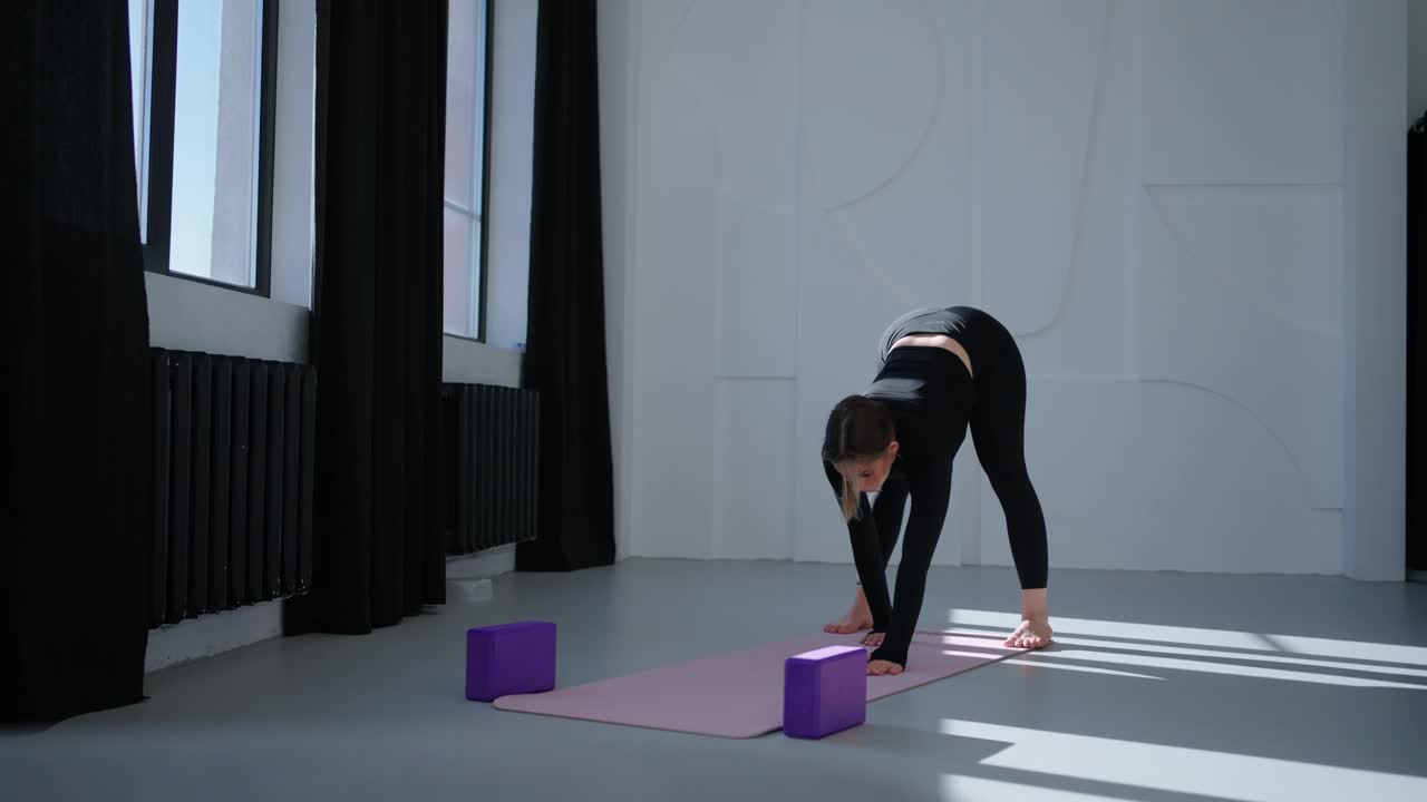 女运动员在工作室练习瑜伽和伸展，室内肖像，家庭健身，健康生活视频下载
