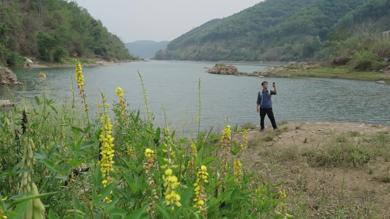 一个中年男子在湖边徒步旅行视频下载