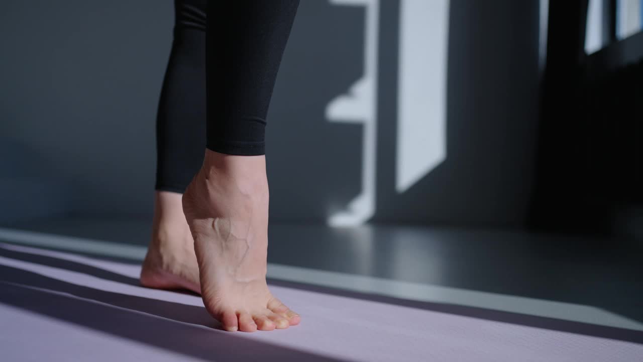 健身房里的运动，女性脚部在运动垫上的暖化和伸展特写视频下载