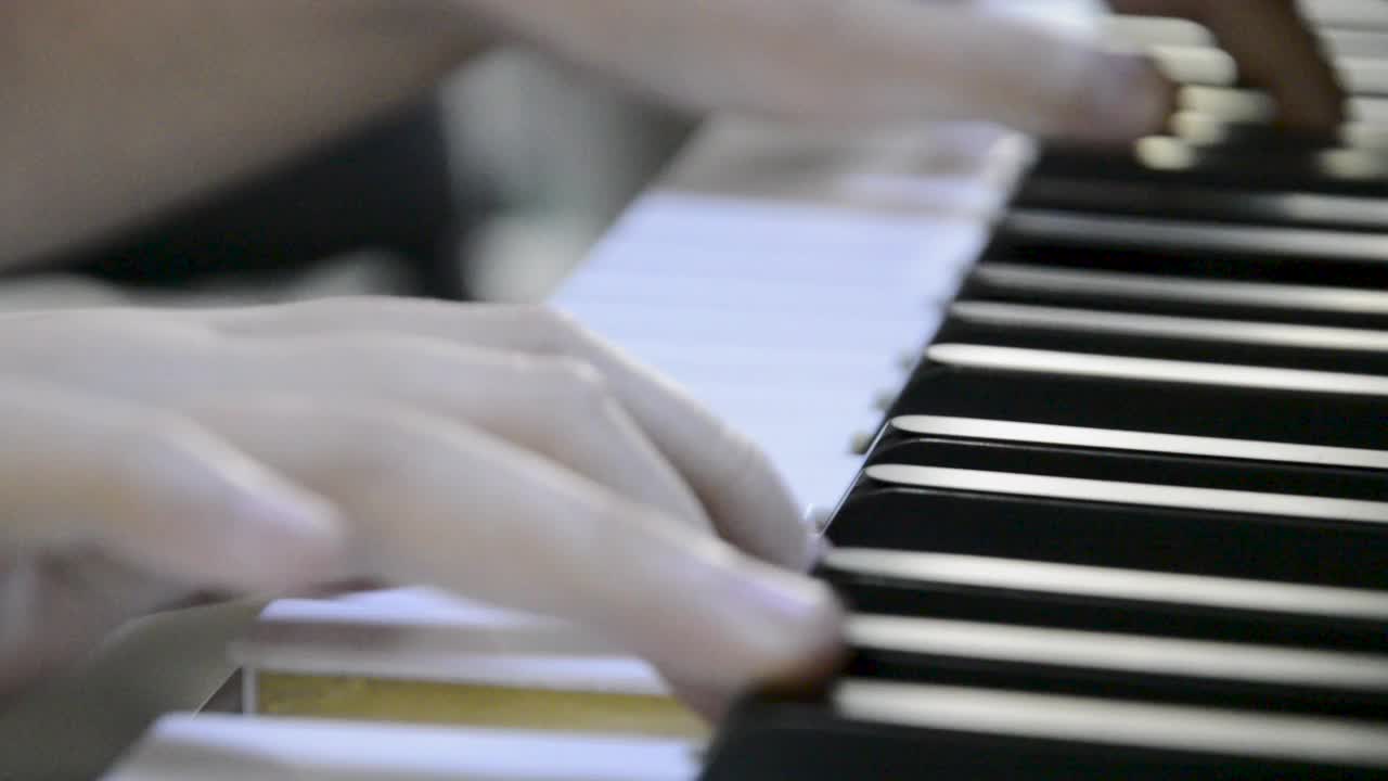 弹钢琴视频下载