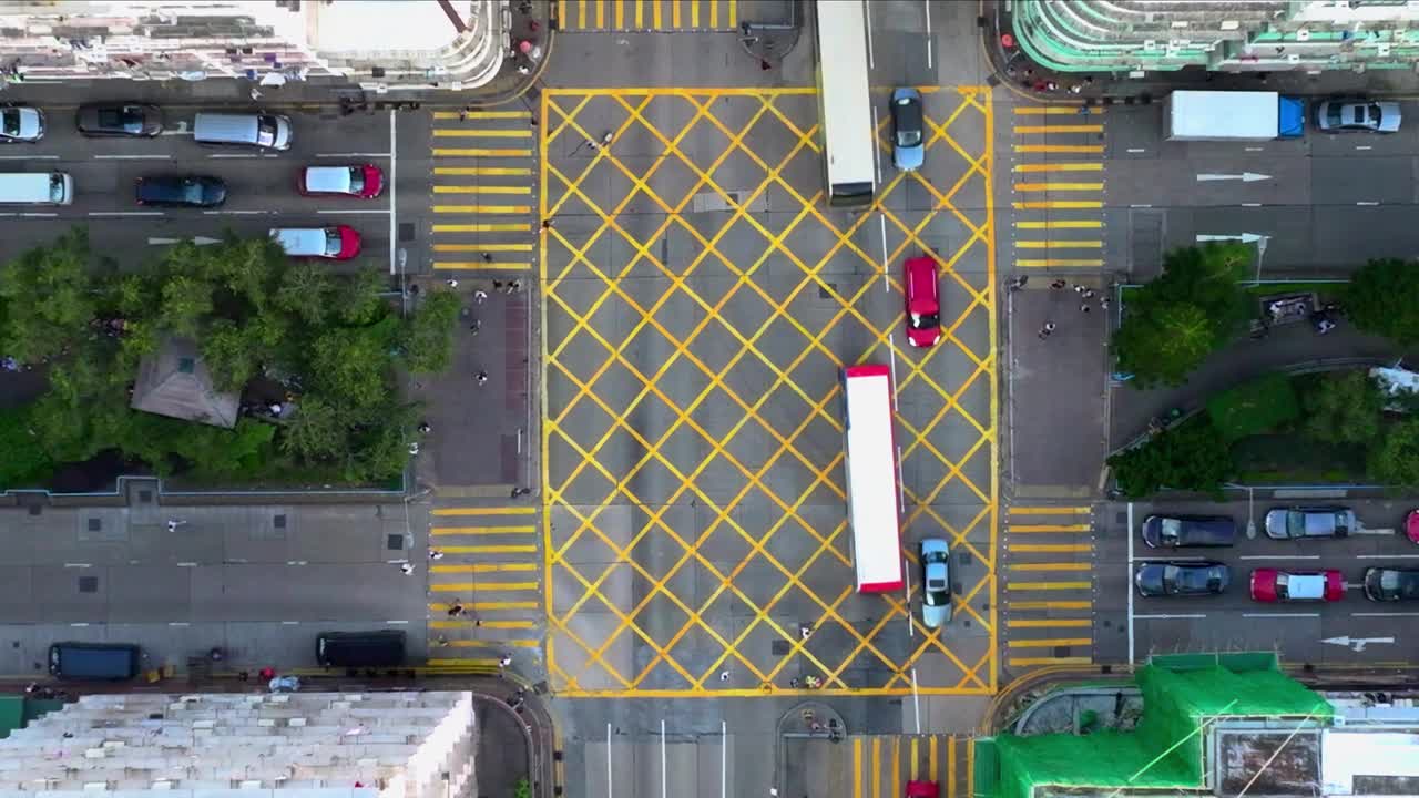 城市十字路口从上面看交通。视频下载