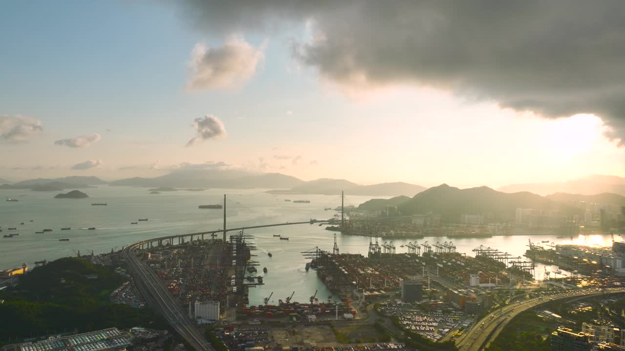 沿海工业港日落鸟瞰图。视频下载
