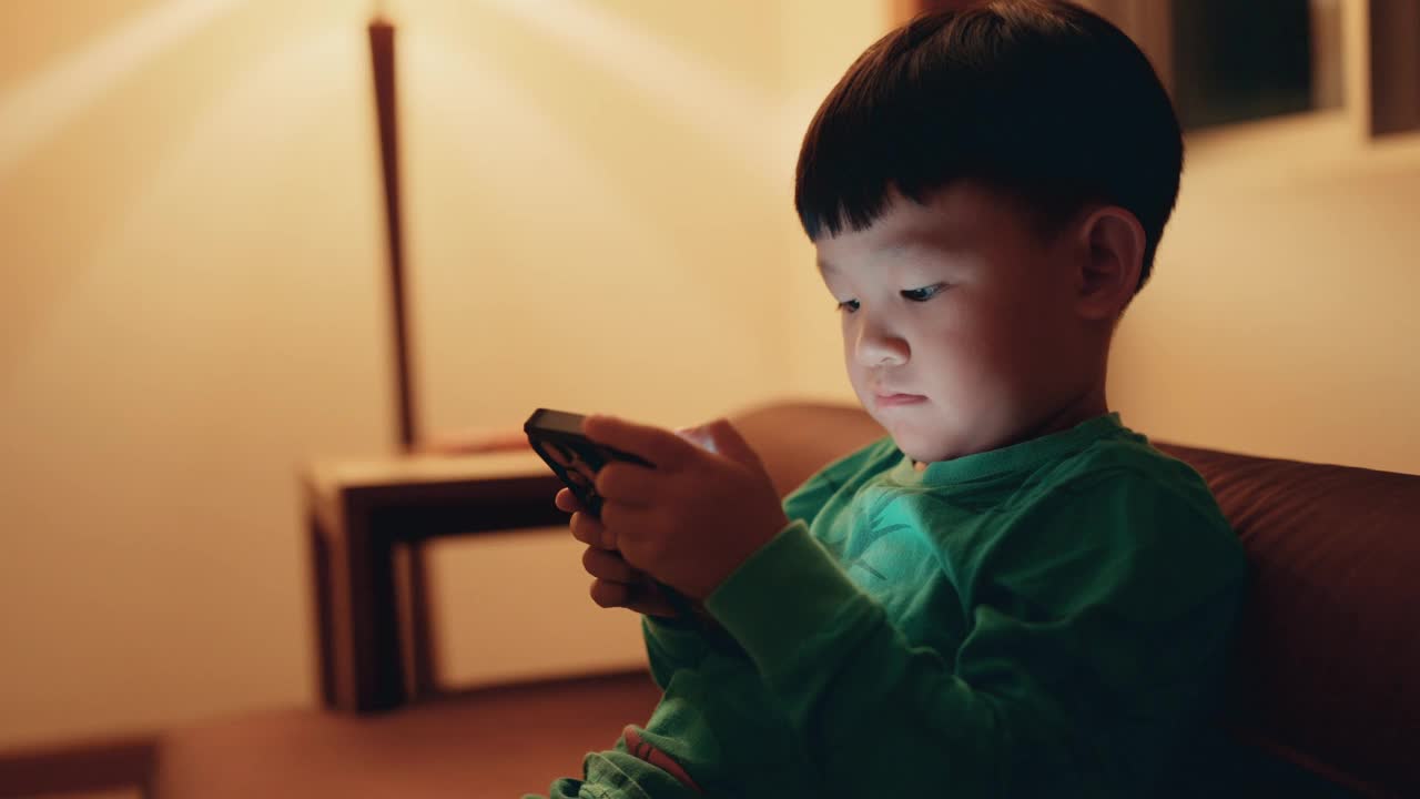 快乐的小孩子拥抱数字休闲:在家与在线游戏和娱乐视频互动。视频下载