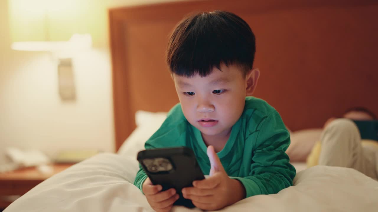 数字娱乐中的快乐孩子:参与手机游戏和社交媒体内容。视频下载