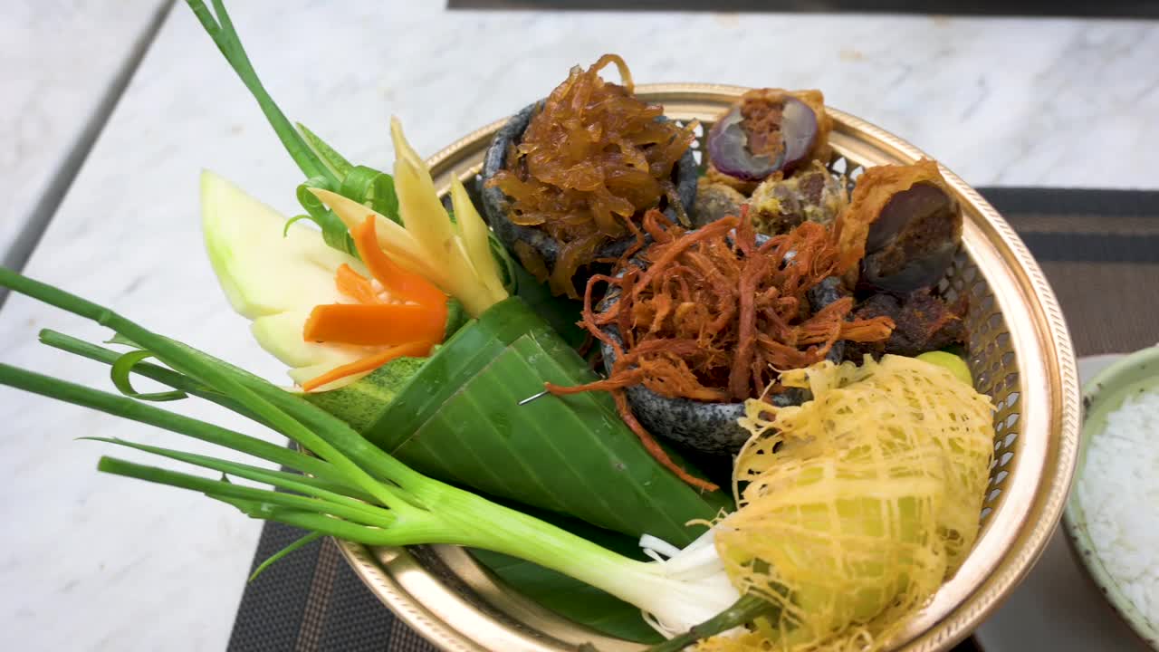 传统的泰国食物Khao Chae放在黄铜碗和浅盘中，泰国视频下载