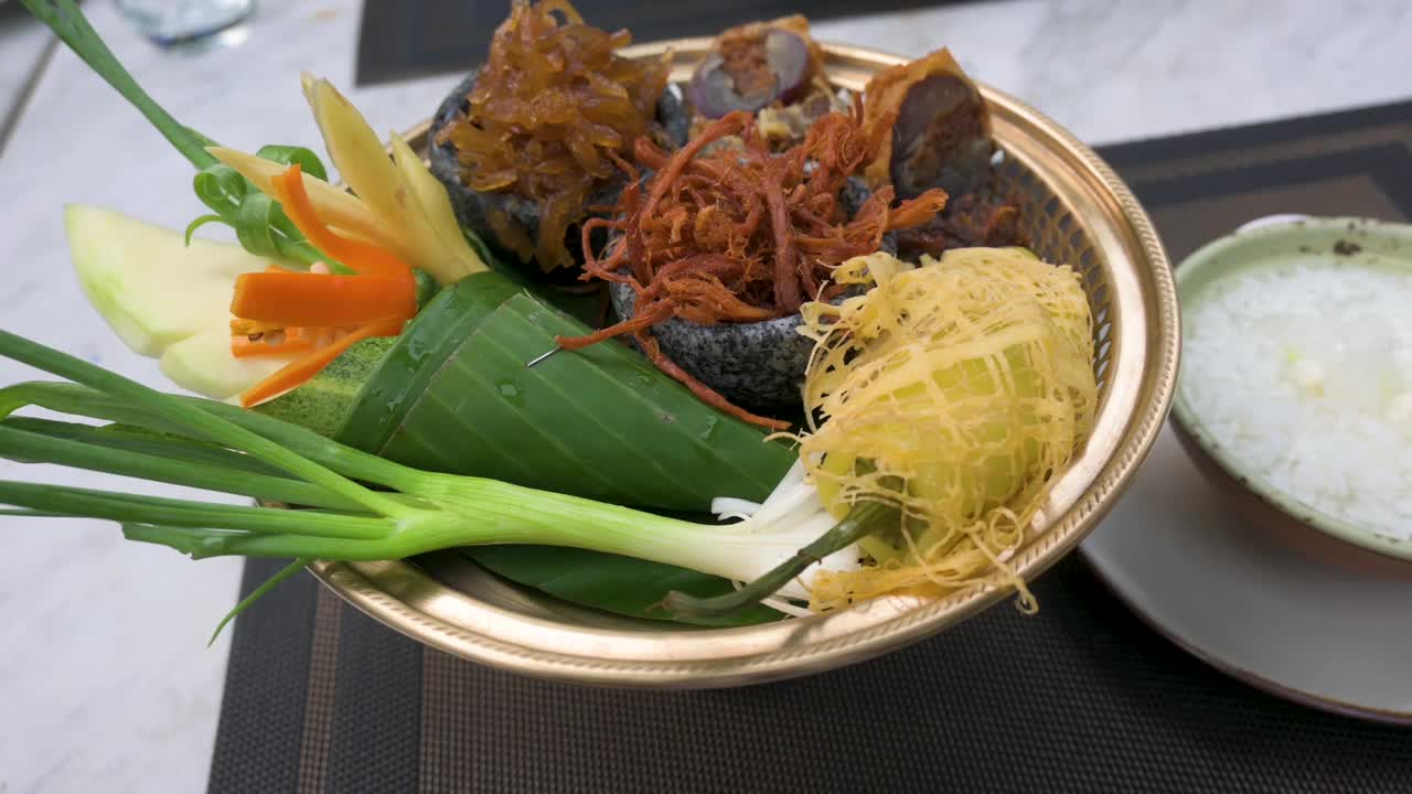 一套传统的泰国食物Khao Chae放在黄铜碗和盘子上，泰国视频下载