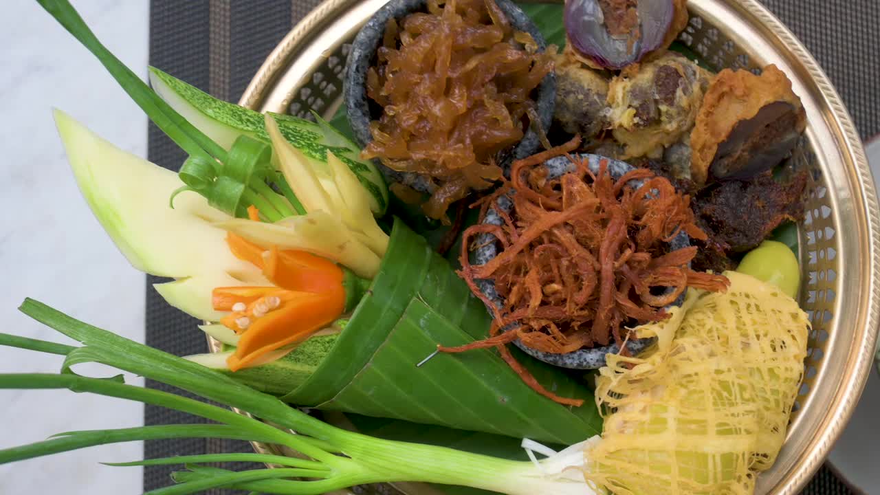 俯视图一套传统的泰国食物Khao Chae黄铜碗和浅盘，泰国视频下载