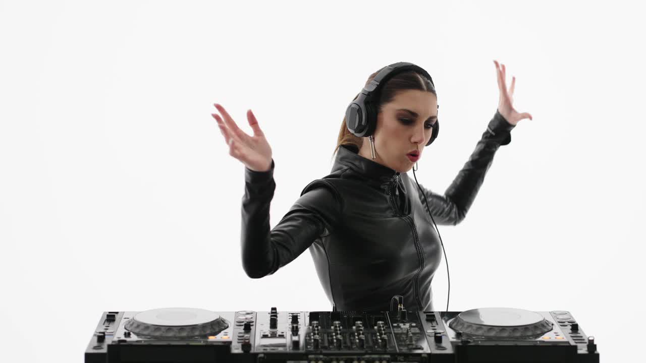 美女DJ跳舞和享受科技音乐，女士玩电子音乐视频下载