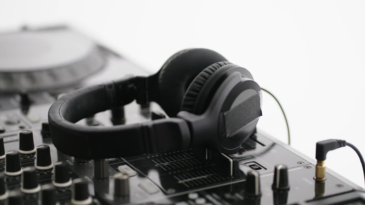近景现代DJ混音器和耳机，专业的音乐设备在白色背景视频下载