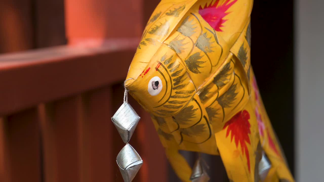 泰国，五彩缤纷的手工制作棕榈叶折叠并装饰成鱼车视频下载