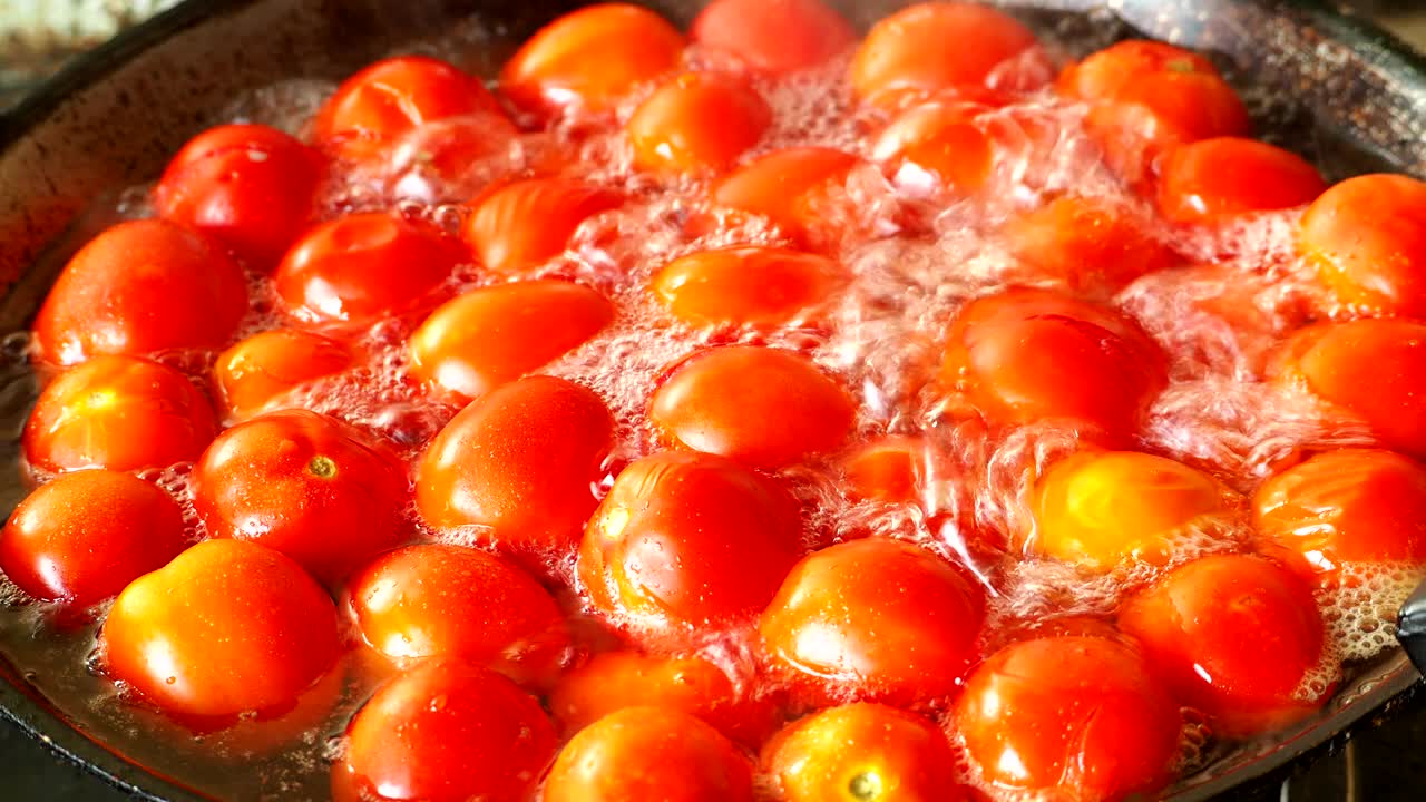 锅中煮西红柿视频下载