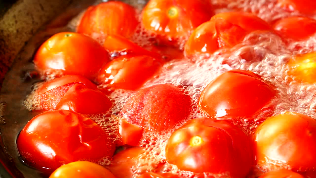 锅中煮西红柿视频下载