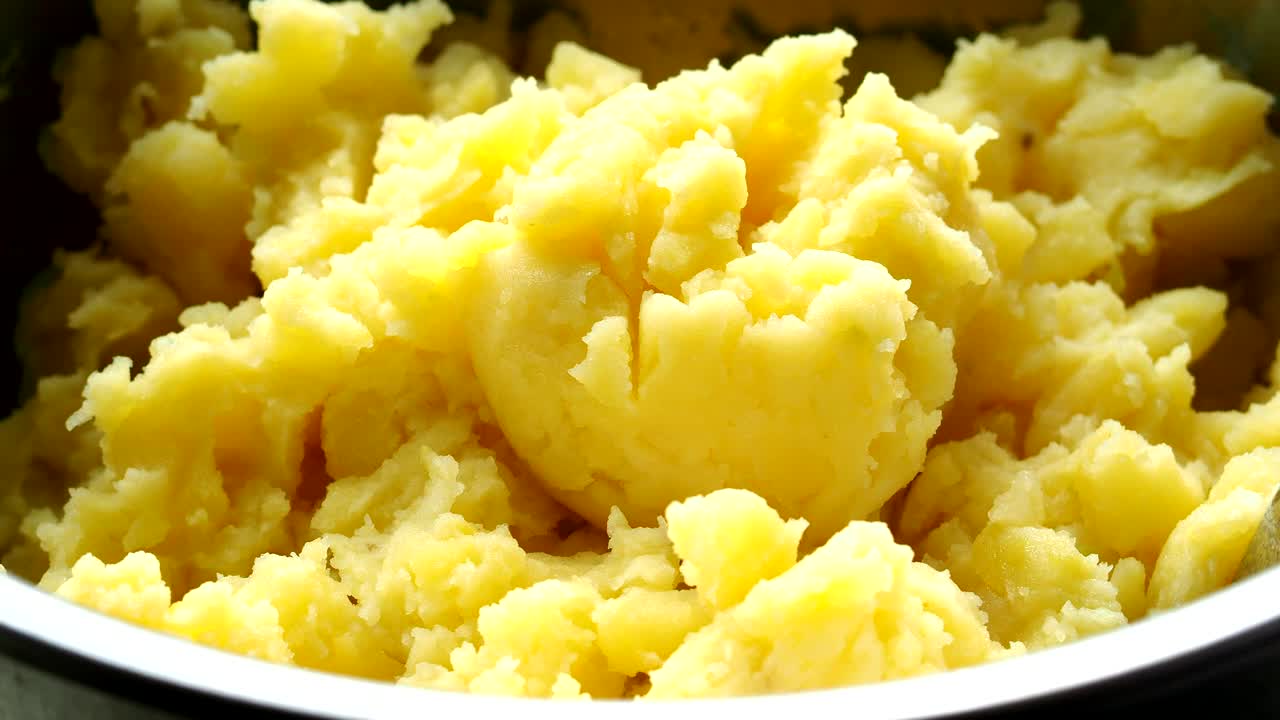 将土豆泥与可可混合在碗中视频下载