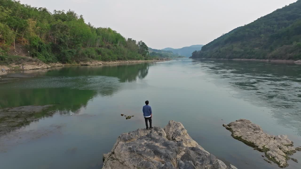 那人凝视着远处的河景视频下载