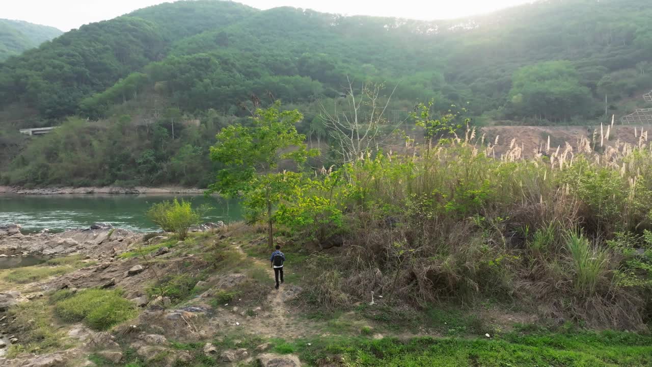 一个人走在湄公河边的草原上视频下载