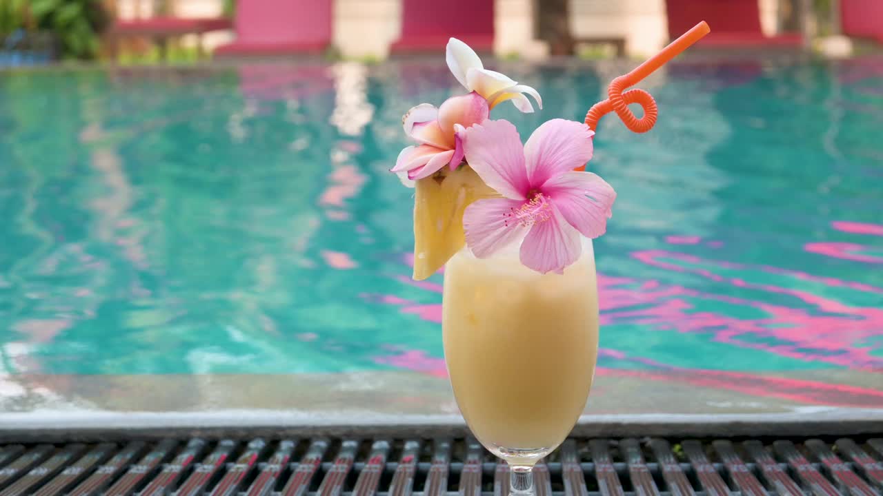 一杯鸡尾酒与水反射和游泳池的背景视频下载