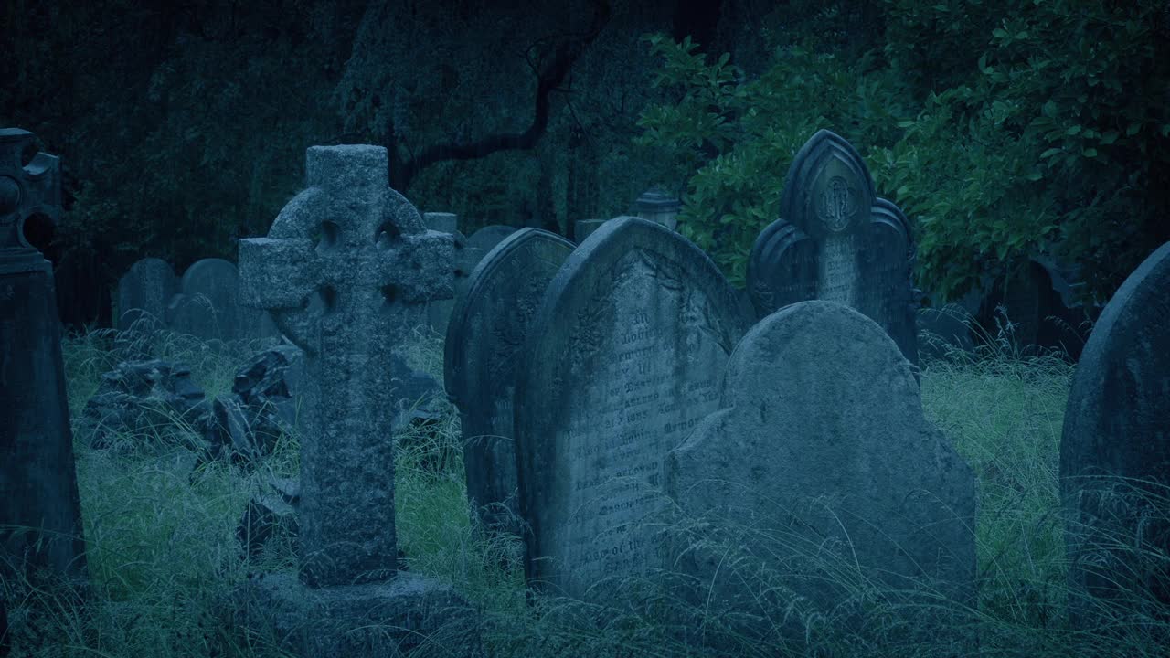 黄昏时，雨落在老教堂墓地的坟墓上视频下载