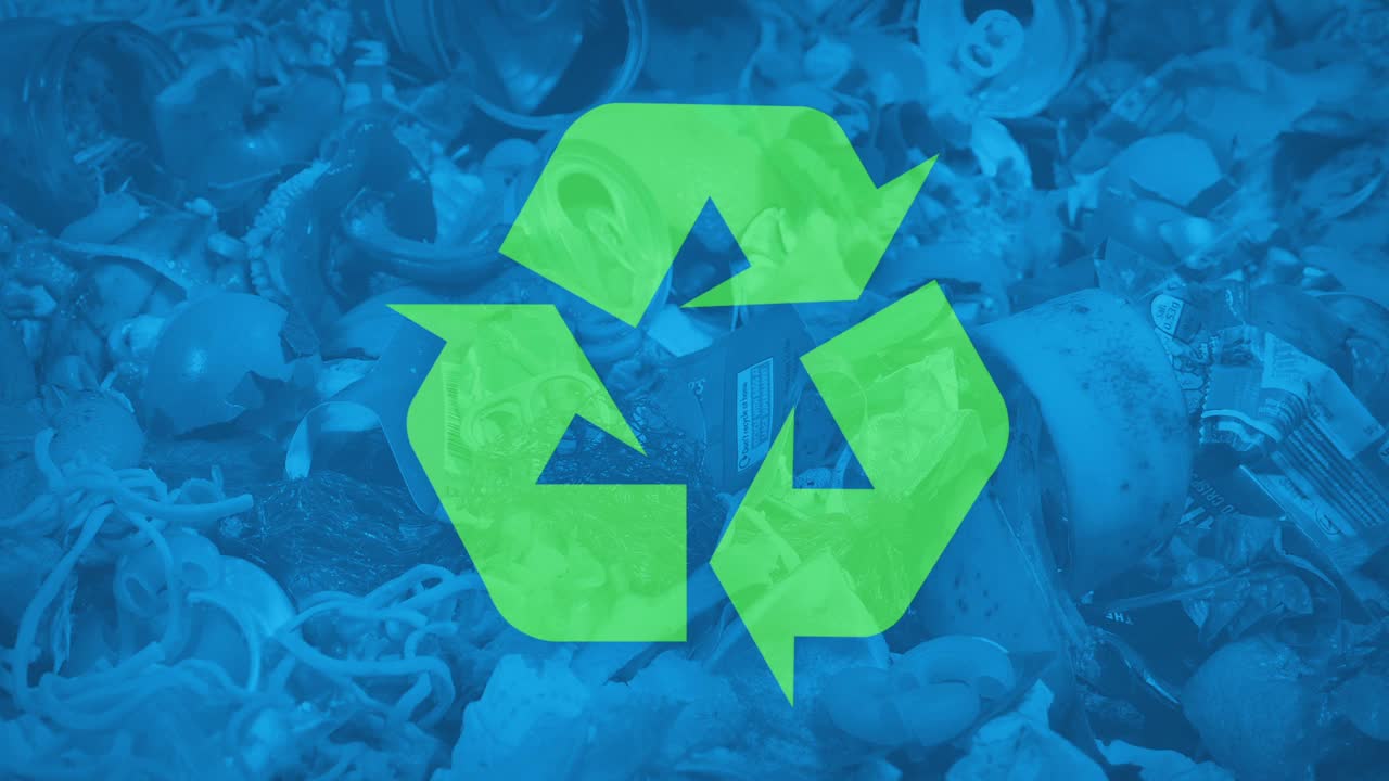 带有回收标志的典型住宅垃圾堆视频下载