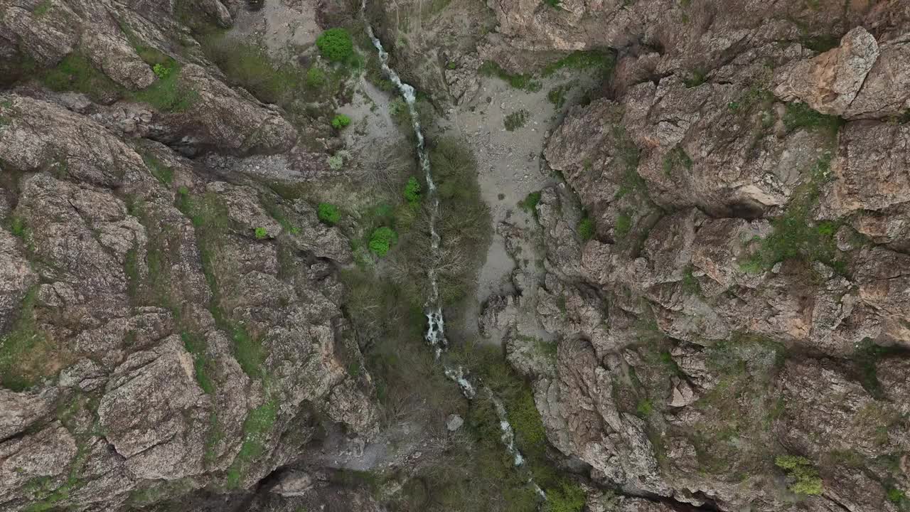 Hakkari 4K库存视频的山脉和瀑布视频下载