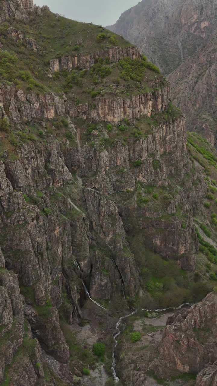 Hakkari 4K库存视频的山脉和瀑布视频下载