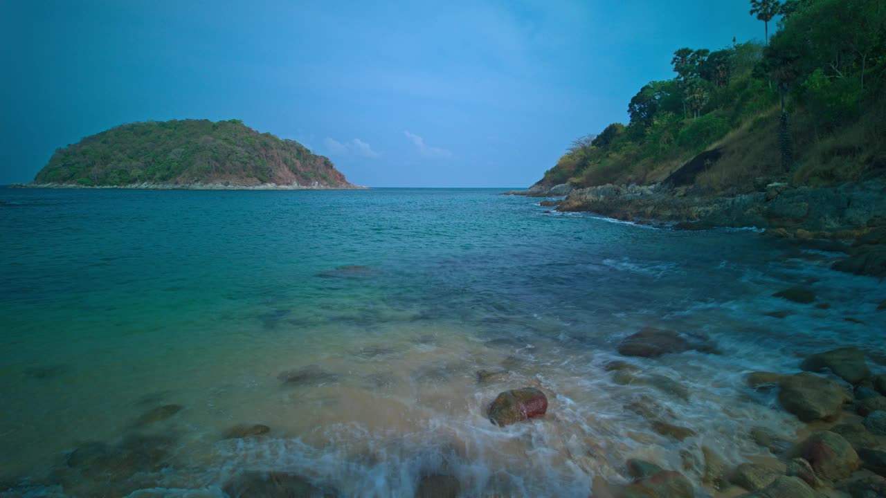 全景欣赏美丽的天空和绿色的大海，在亚努伊海滩视频下载