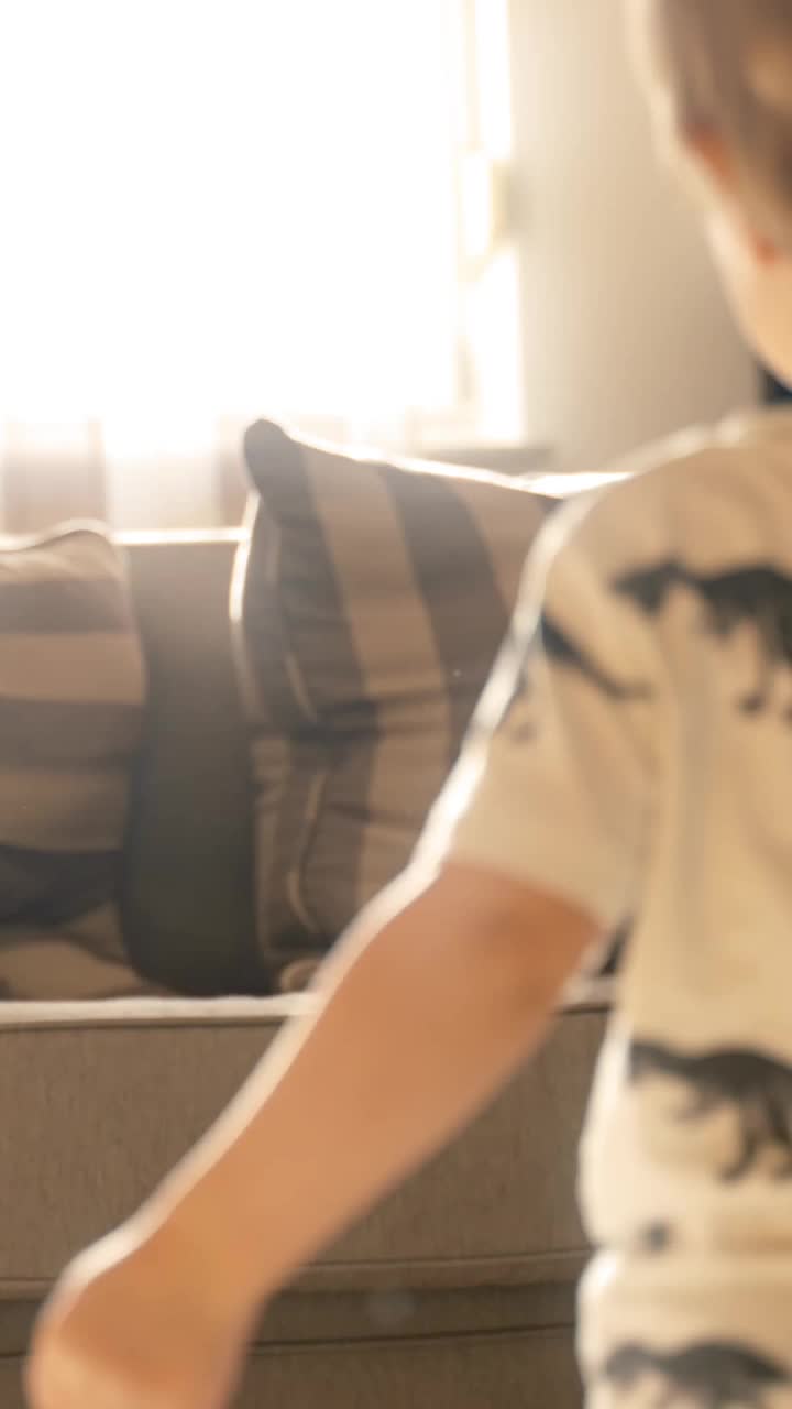 垂直的小男孩躺在沙发上视频素材