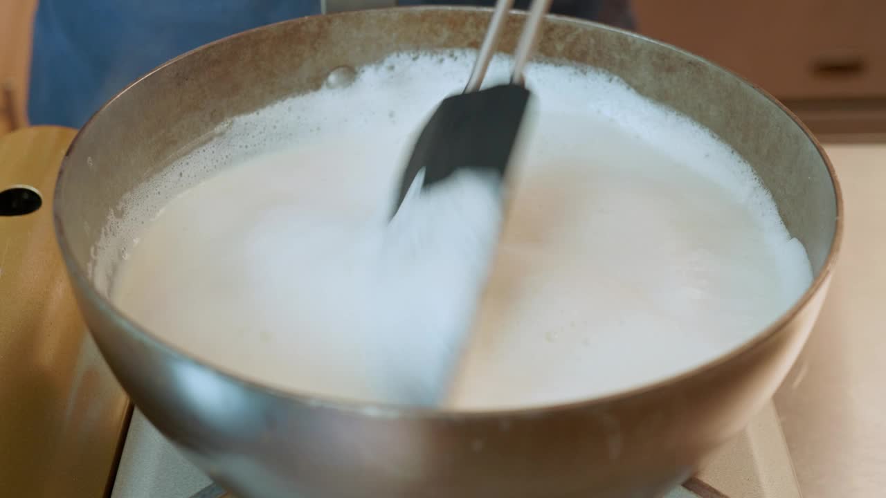 在油锅里煮豆浆很累视频下载