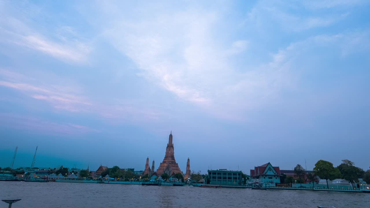 随着时间的流逝，湄南河沿岸的Phra Prang Wat Arun格外美丽。视频下载
