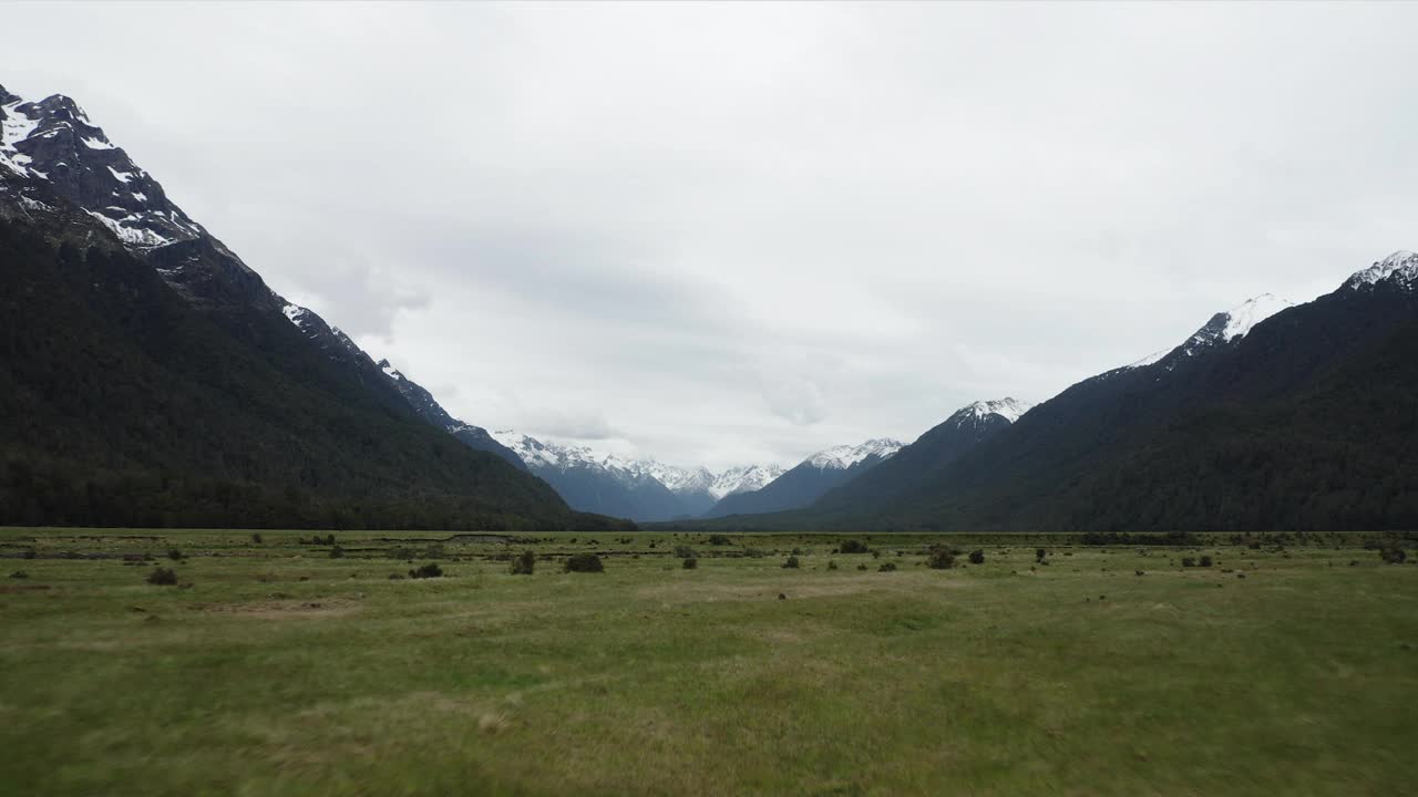 飞越埃格林顿山谷的平原，奔向白雪覆盖的山脉，新西兰视频下载