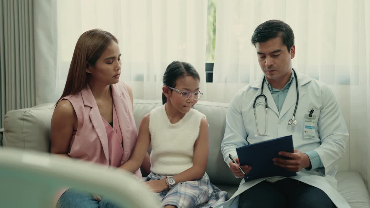 亚洲小女孩和她的母亲在愉快的医生的体检中得到了积极的诊断-儿童保健理念与快乐的病人。视频下载