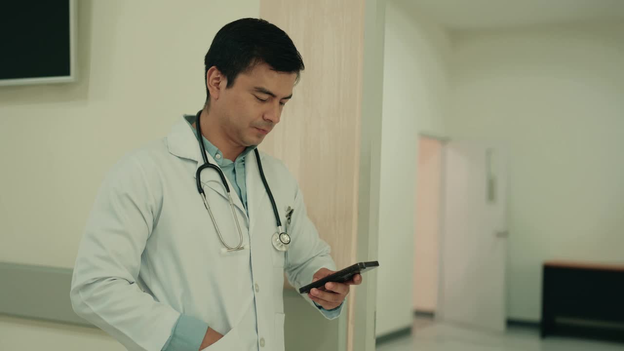 自信成熟的医生在医院诊所微笑:医疗保健专家的肖像。视频下载