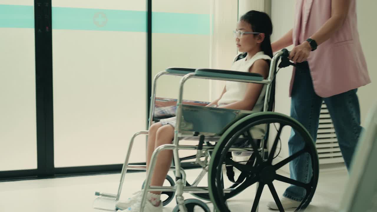 专家医生为轮椅上的亚洲女孩做全面检查|儿科保健咨询视频下载