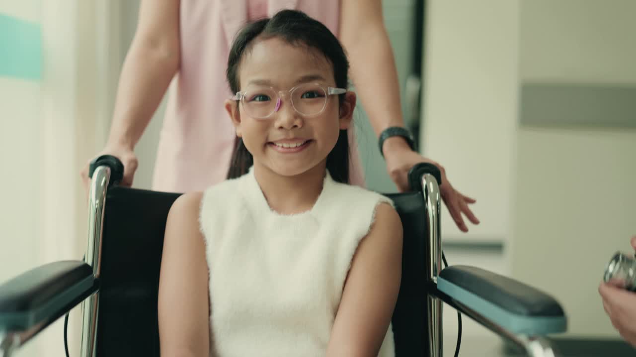 轮椅上快乐的亚洲青少年在医院拥抱快乐:多元化和幸福的肖像。视频下载
