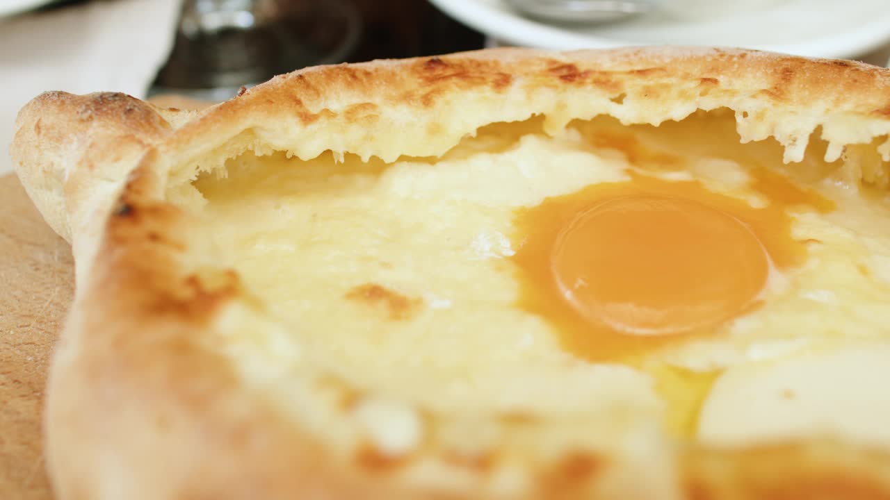 阿贾利安哈恰布里配奶酪、鸡蛋和黄油。格鲁吉亚传统美食。视频下载