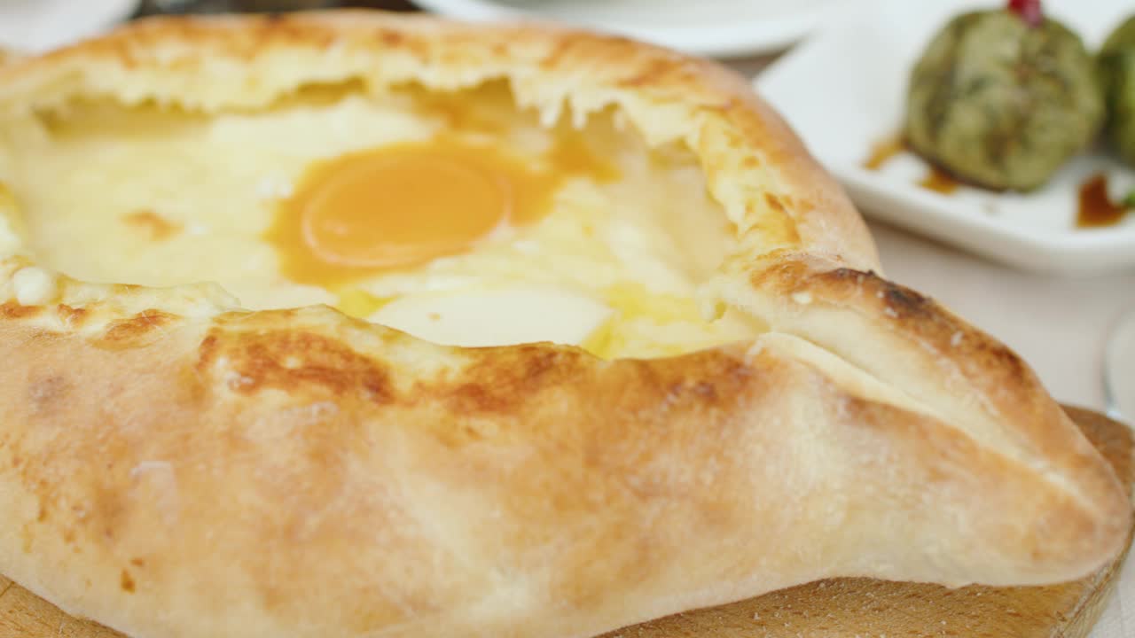 阿贾利安哈恰布里配奶酪、鸡蛋和黄油。格鲁吉亚传统美食。视频下载