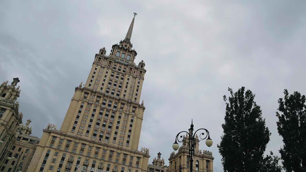 高耸的塔尖衬托着灰色的天空，一座具有纪念意义的历史建筑。美丽的城市建筑视频下载
