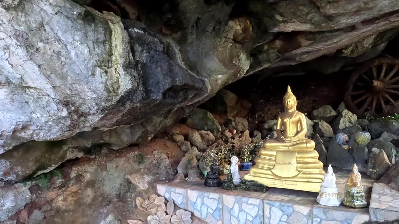 洞穴中的隐士雕像视频下载