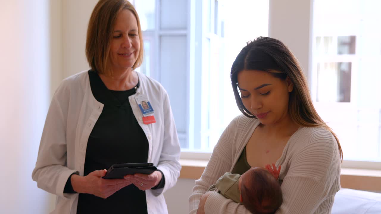 单片机母亲抱着婴儿向女医生咨询视频下载