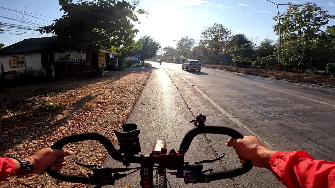 骑自行车的人:骑自行车在路上比赛的人。视频下载