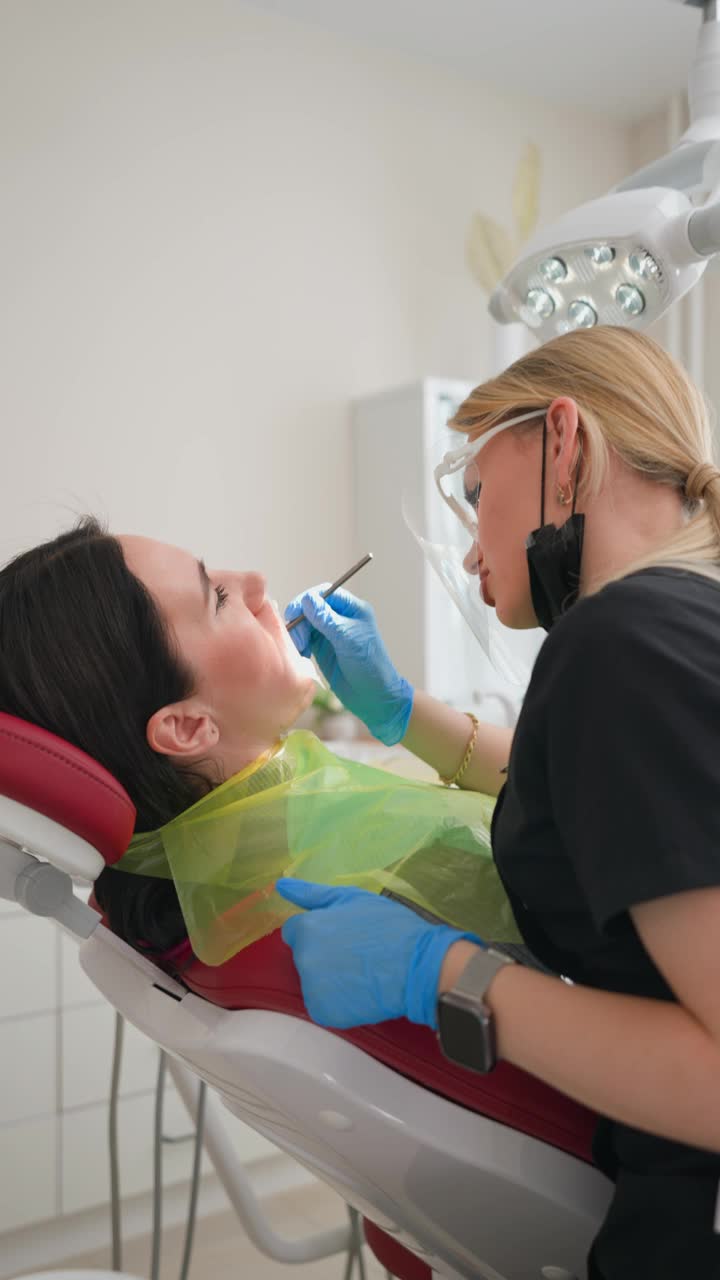 金发女牙医在牙科诊所告诉病人牙齿治疗计划视频下载