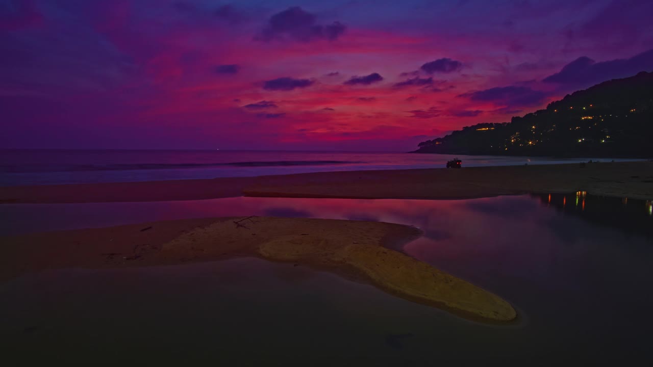 时间流逝甜美的天空在落日的倒影在海滩水坑。视频下载