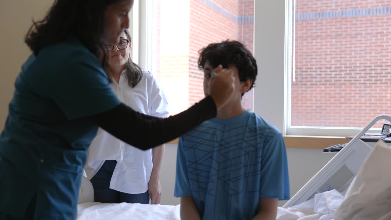 MS护士在医院急诊室检查十几岁的男孩视频下载