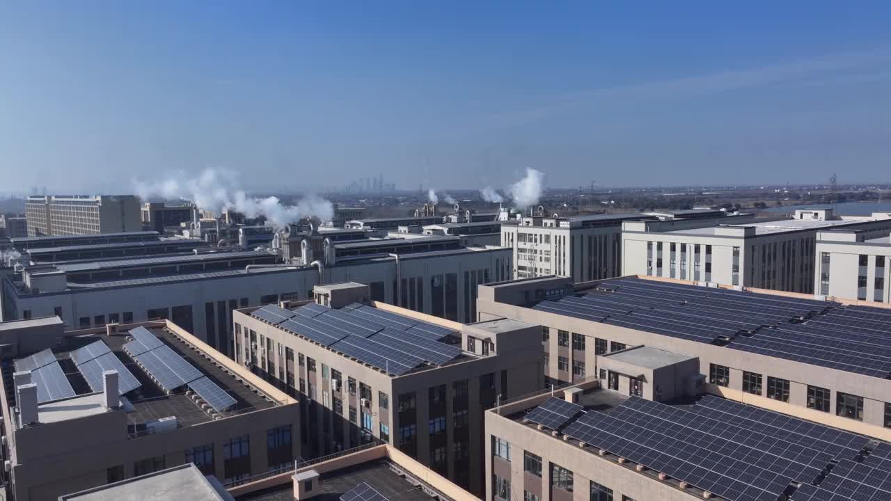工厂屋顶上的太阳能电池视频下载