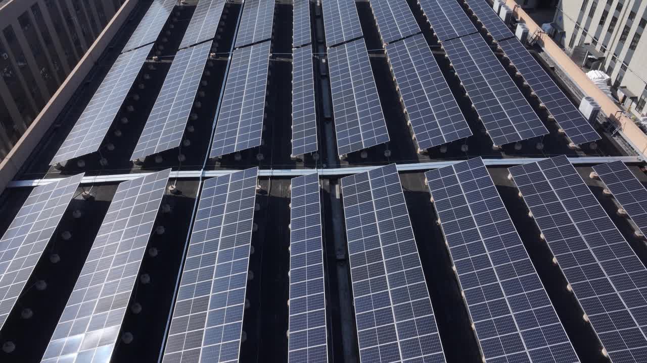 工厂屋顶上的太阳能电池视频下载