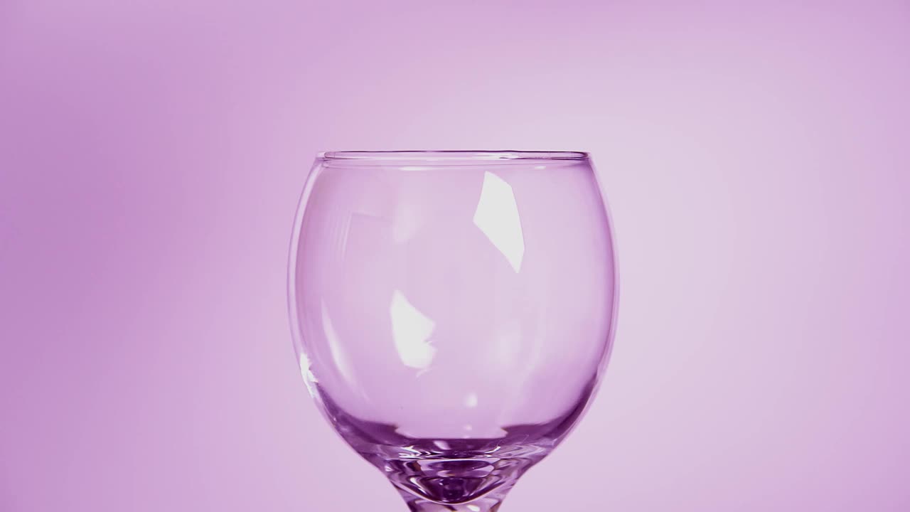 用玻璃杯盛红酒视频下载