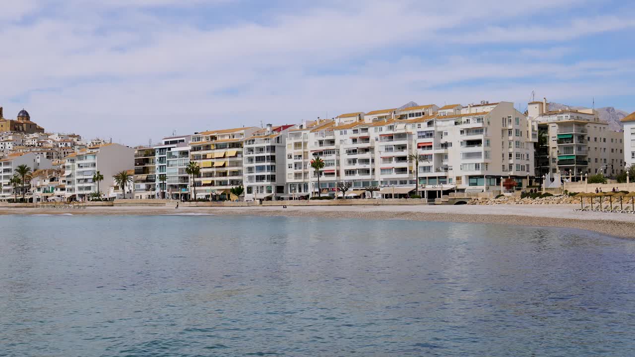 西班牙阿利坎特阿尔特亚美丽海滩的镜头显示，海滩前的酒店和餐馆被称为普拉亚拉罗达卵石海滩视频下载